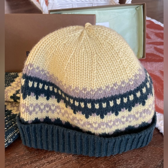 Burberry knit hat and gloves set - Picture 2 of 12